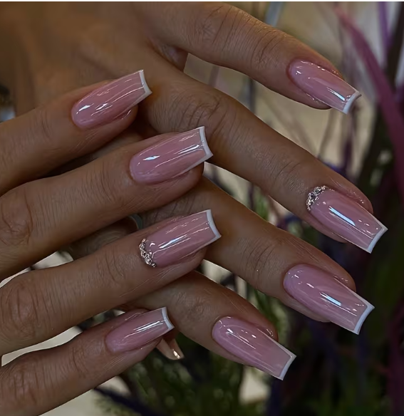 Unghie press on gel quadrate con punta bianca e strass indossate