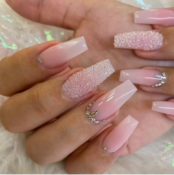 Unghie press on gel rosa ballerina con glitter e strass indossate