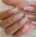 Unghie press on gel rosa ballerina con glitter e strass indossate