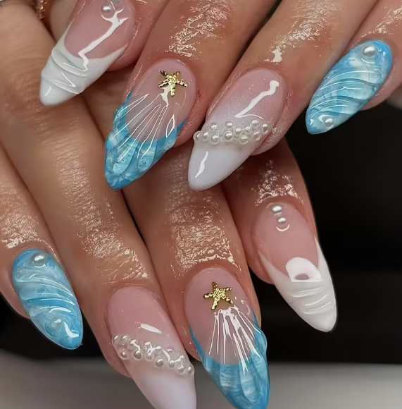 Unghie press on mandorla ocean mermaid azzurro con perle e stella marina indossate